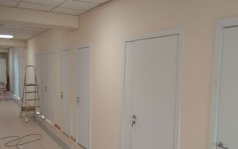 Белые двери в Больнице РЖД ул. Мечникова 3