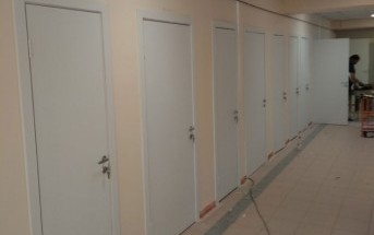 Белые двери в Больнице РЖД ул. Мечникова 3